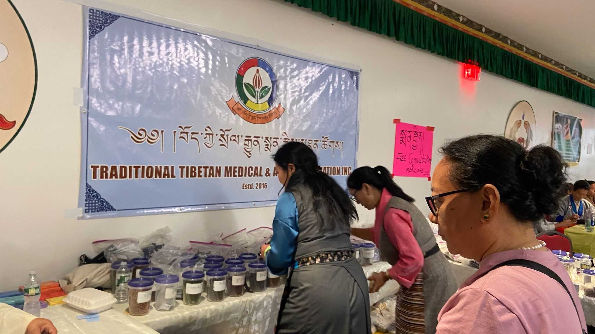 Distributing free Tibetan medicines
